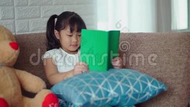 可爱的女孩教大玩具熊娃娃读书